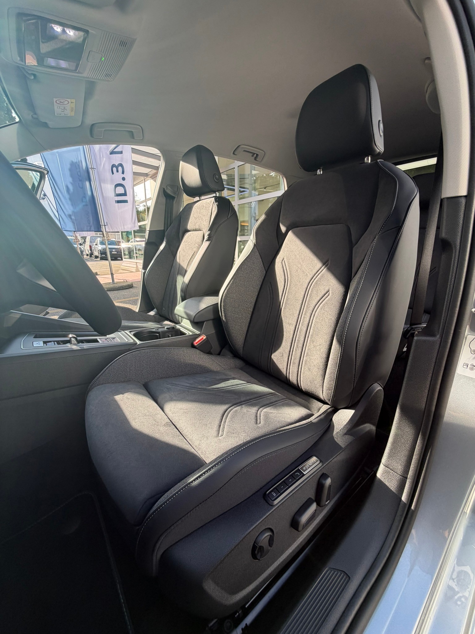 VW Golf 1.5 TSI PHEV Life-image-11