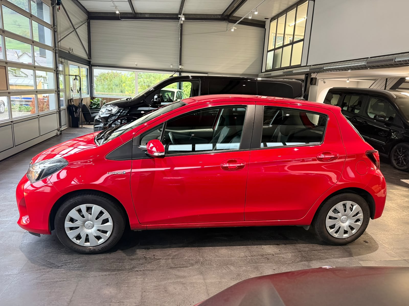 TOYOTA Yaris 1.5 VVT-i Hybrid Swiss Trend e-CVT-showroom-element-1