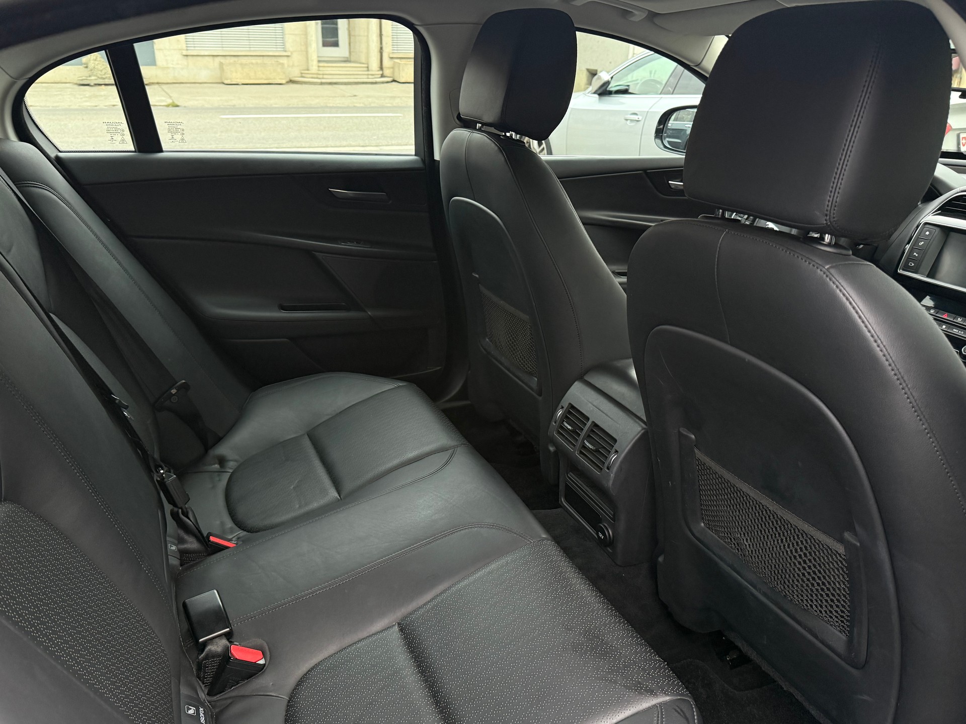 JAGUAR XE E-Performance 20d Prestige Automat-image-10