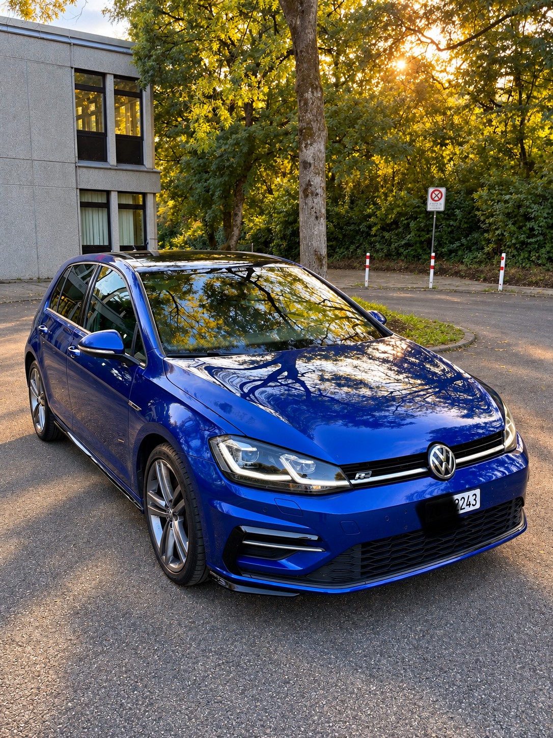 VW Golf 2.0 TDI Highline DSG R-Line, Schiebedach, Navi Pro, LED-image-0
