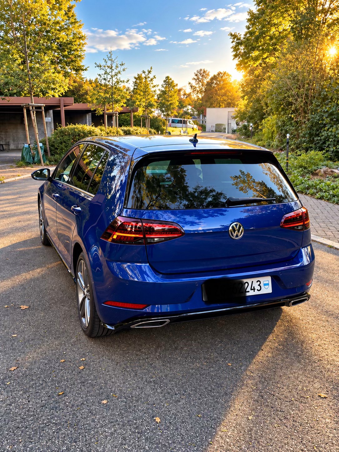 VW Golf 2.0 TDI Highline DSG R-Line, Schiebedach, Navi Pro, LED-image-4