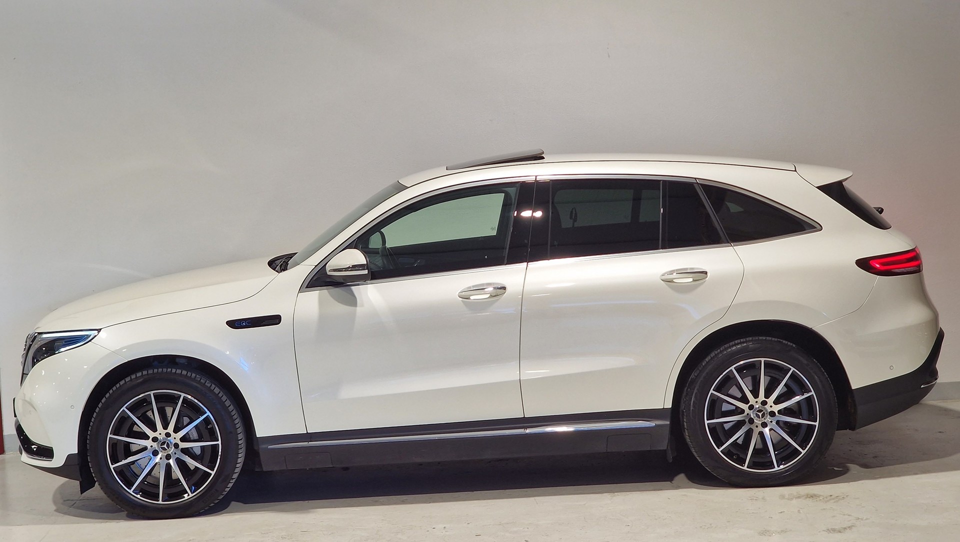 MERCEDES-BENZ EQC 400 AMG Line 4Matic-showroom-element-1
