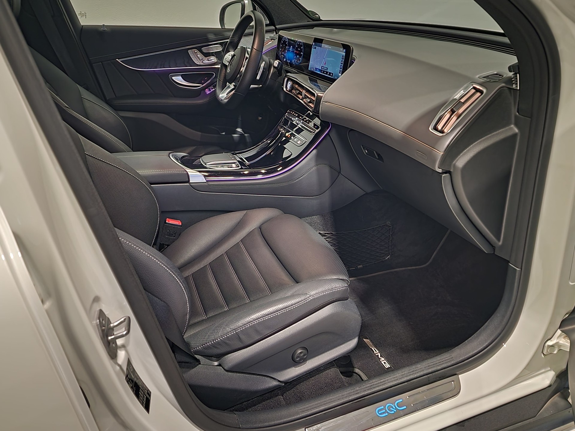 MERCEDES-BENZ EQC 400 AMG Line 4Matic-image-13
