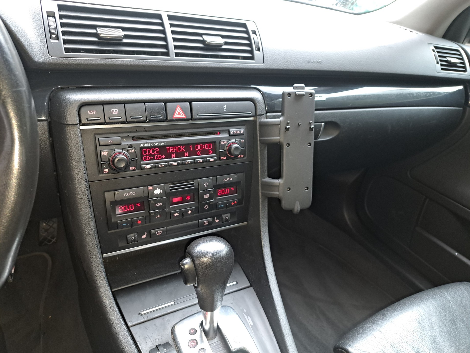 AUDI A4 3.0 V6 quattro-image-8