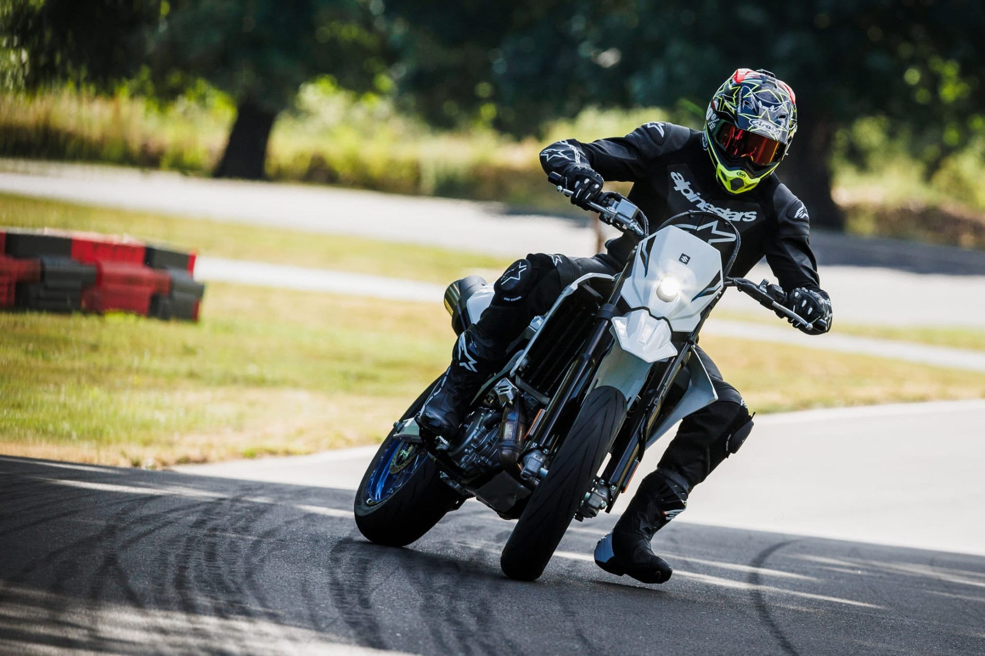 SUZUKI DR-Z4SM-showroom-element-1