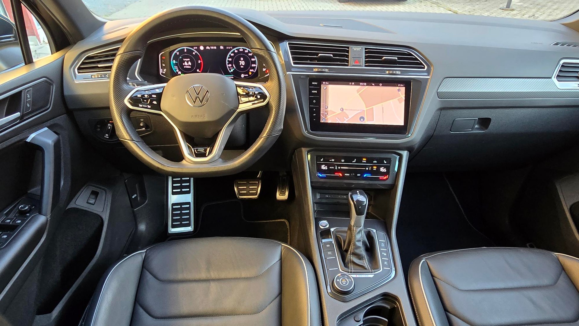 VW Tiguan 2.0 TDI SCR R-Line 4Motion DSG-image-12
