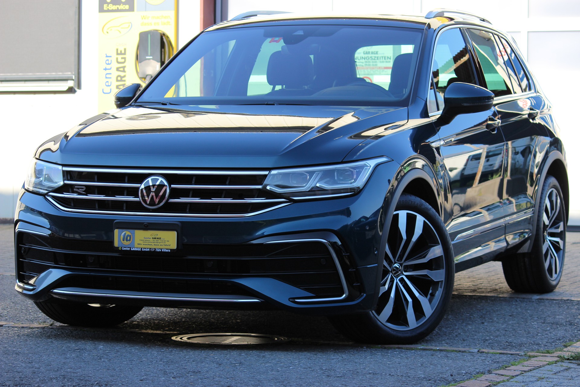 VW Tiguan 2.0 TDI SCR R-Line 4Motion DSG-showroom-element-1
