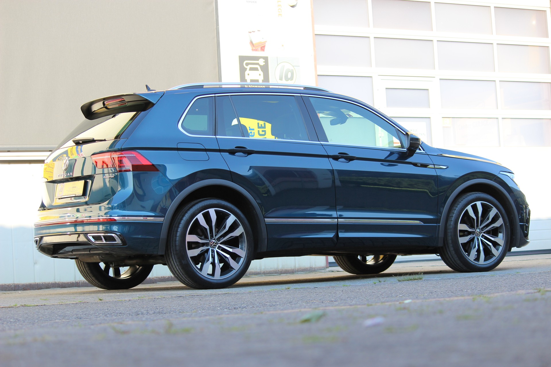 VW Tiguan 2.0 TDI SCR R-Line 4Motion DSG-image-9