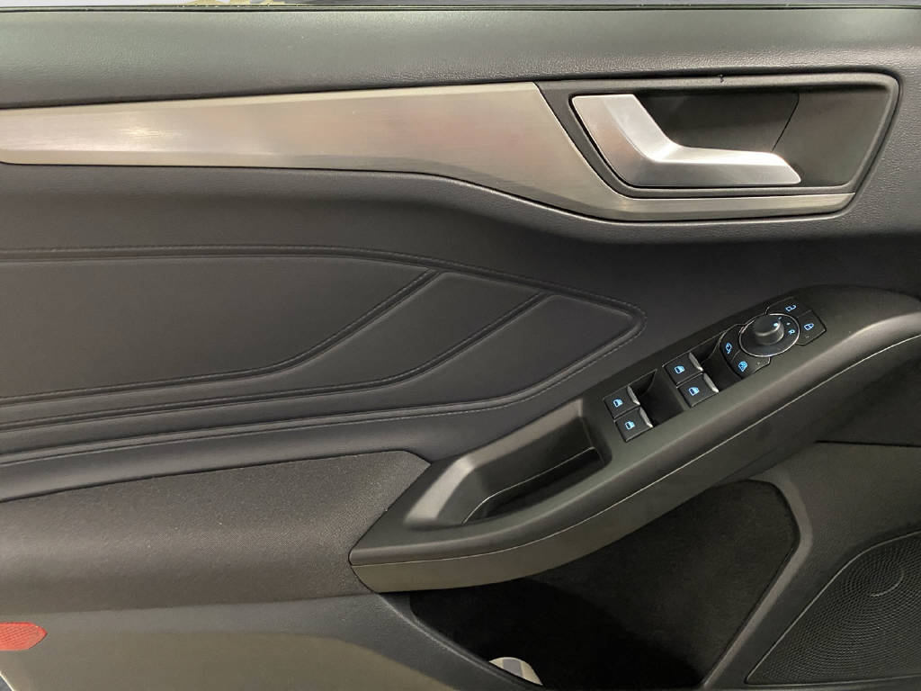 FORD Focus SW 1.0i EcoB Hybrid 155 Titanium Edition-image-11