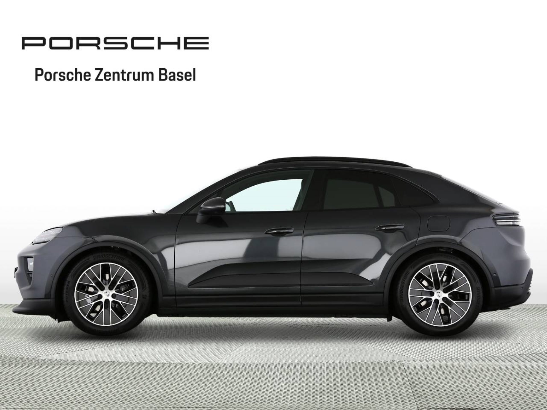 PORSCHE Macan 4-showroom-element-1