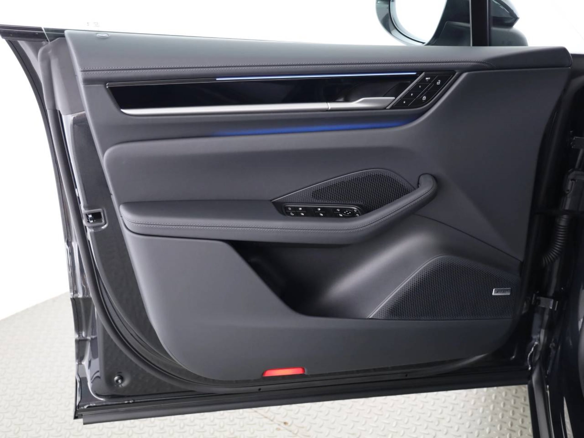 PORSCHE Macan 4-image-9