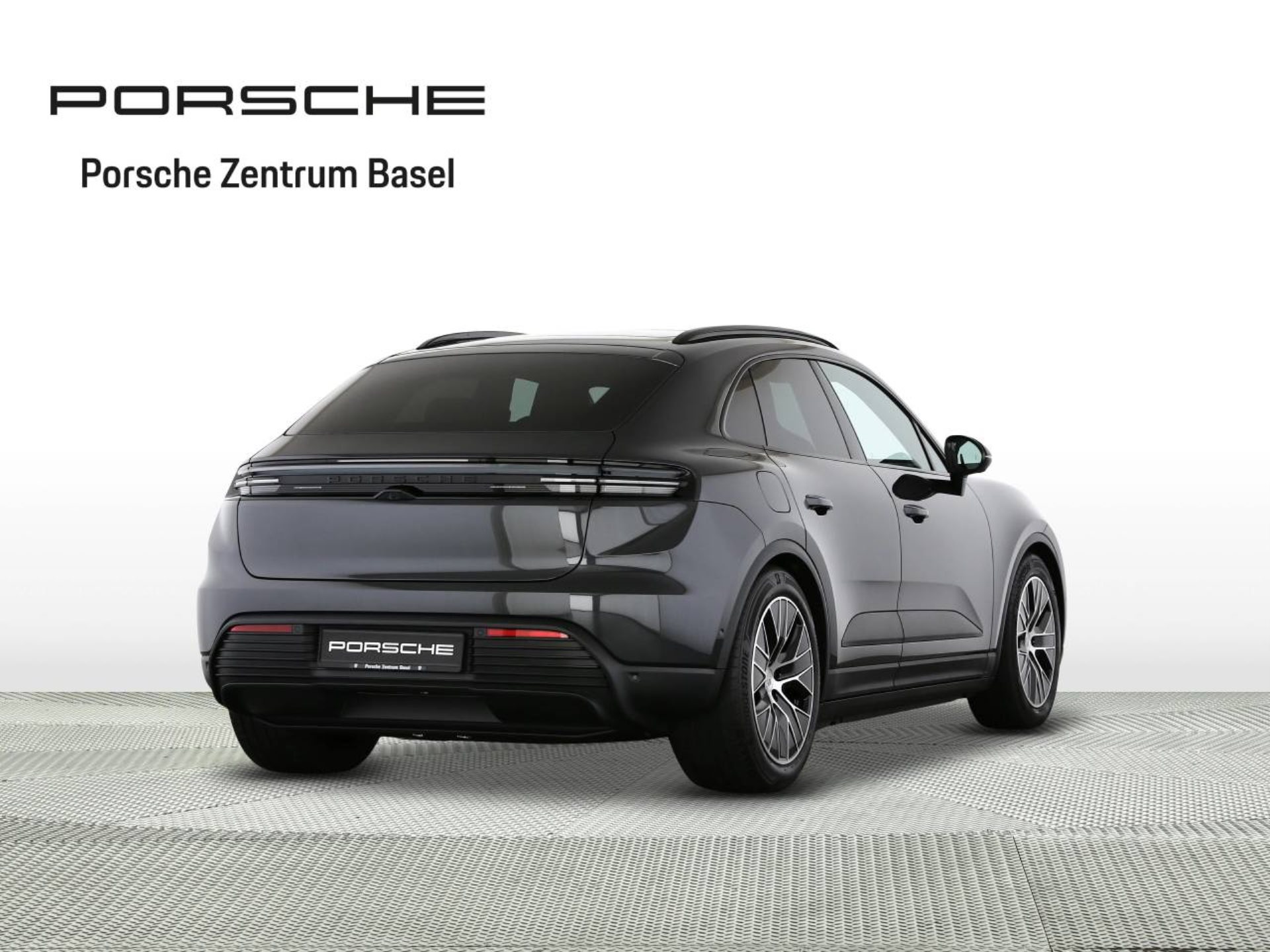 PORSCHE Macan 4-showroom-element-2
