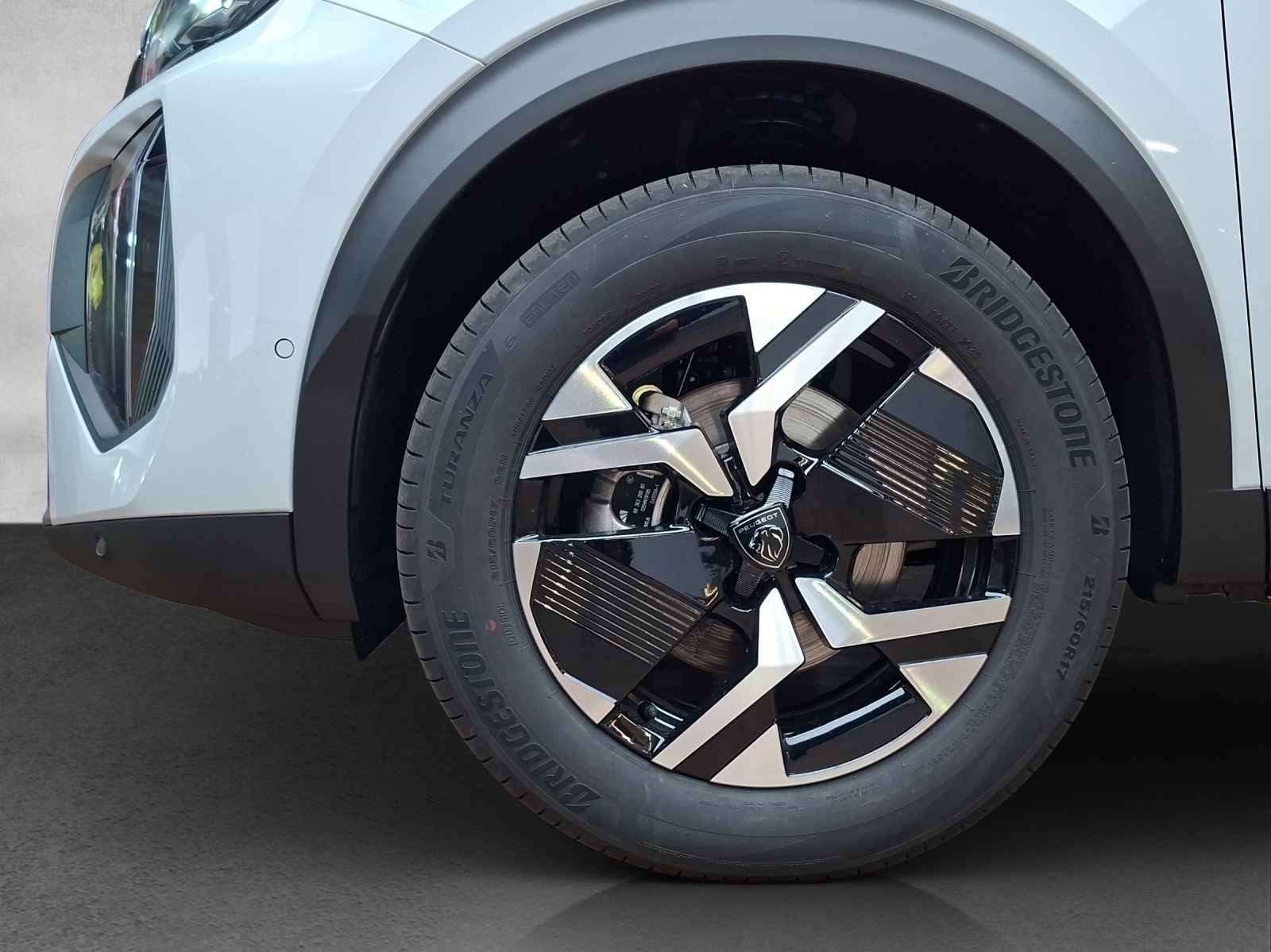 PEUGEOT 2008 1.2 Hybrid 145 Allure Premium-image-15