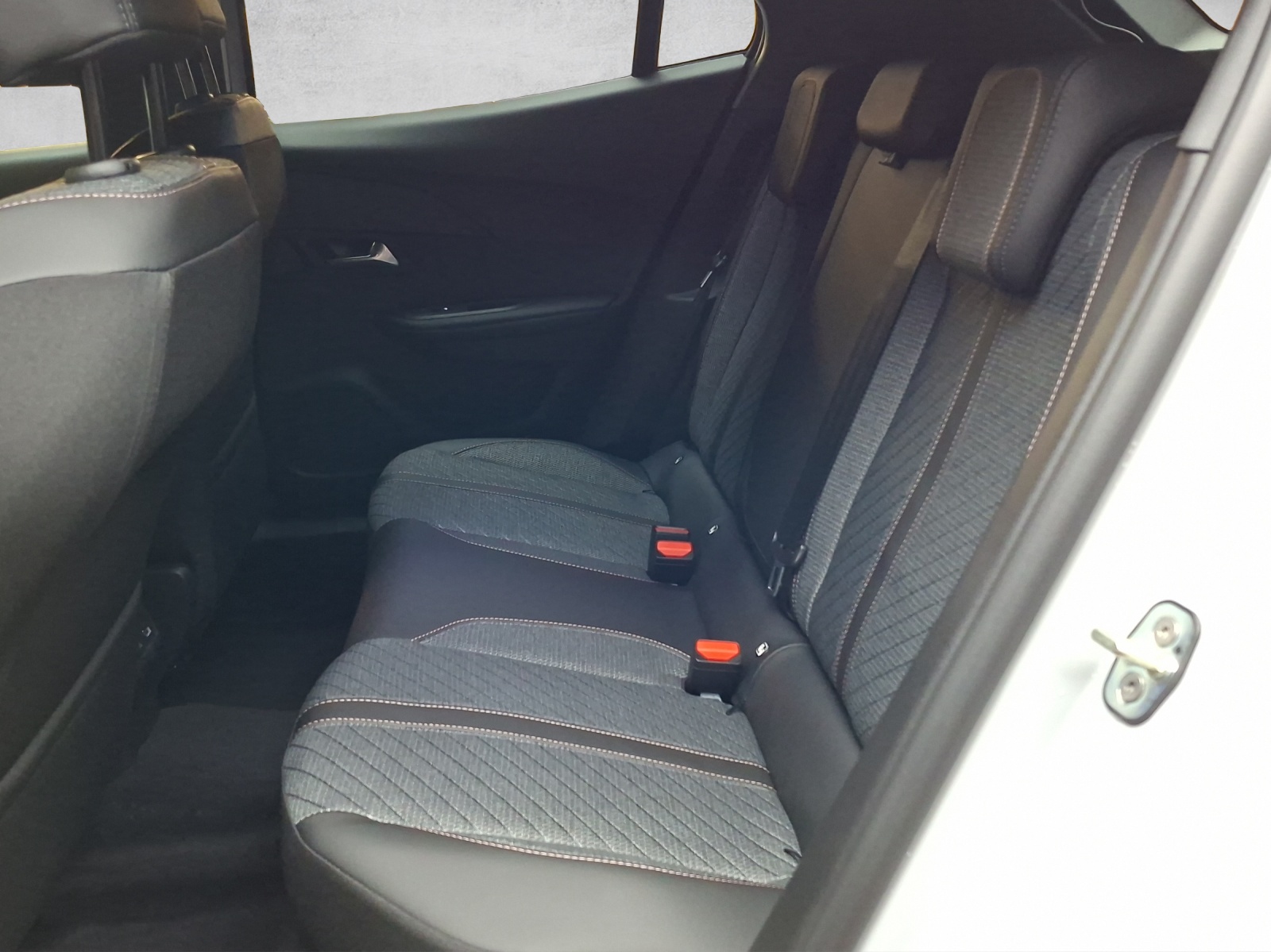 PEUGEOT 2008 1.2 Hybrid 145 Allure Premium-image-11