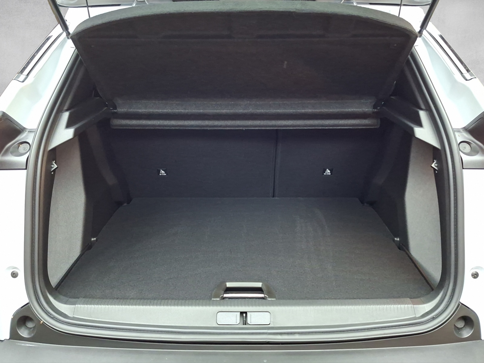 PEUGEOT 2008 1.2 Hybrid 145 Allure Premium-image-12