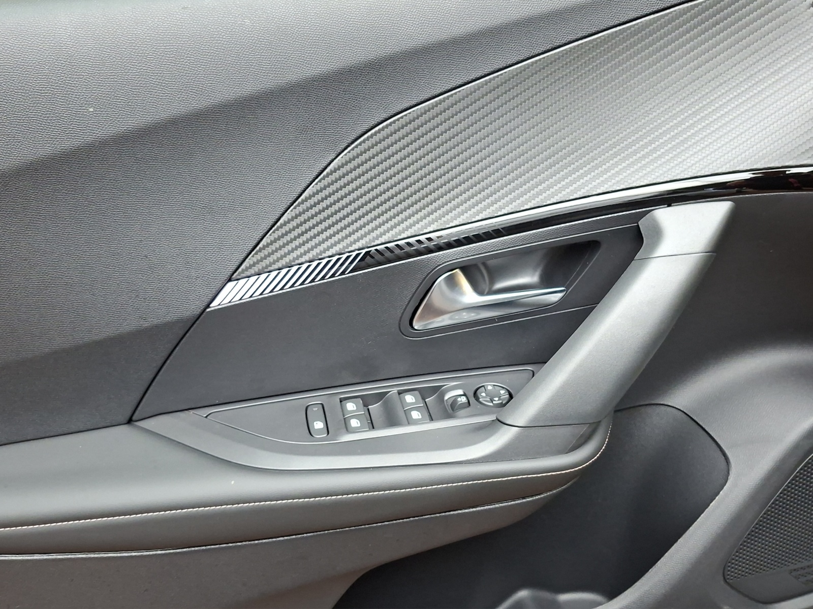 PEUGEOT 2008 1.2 Hybrid 145 Allure Premium-image-10