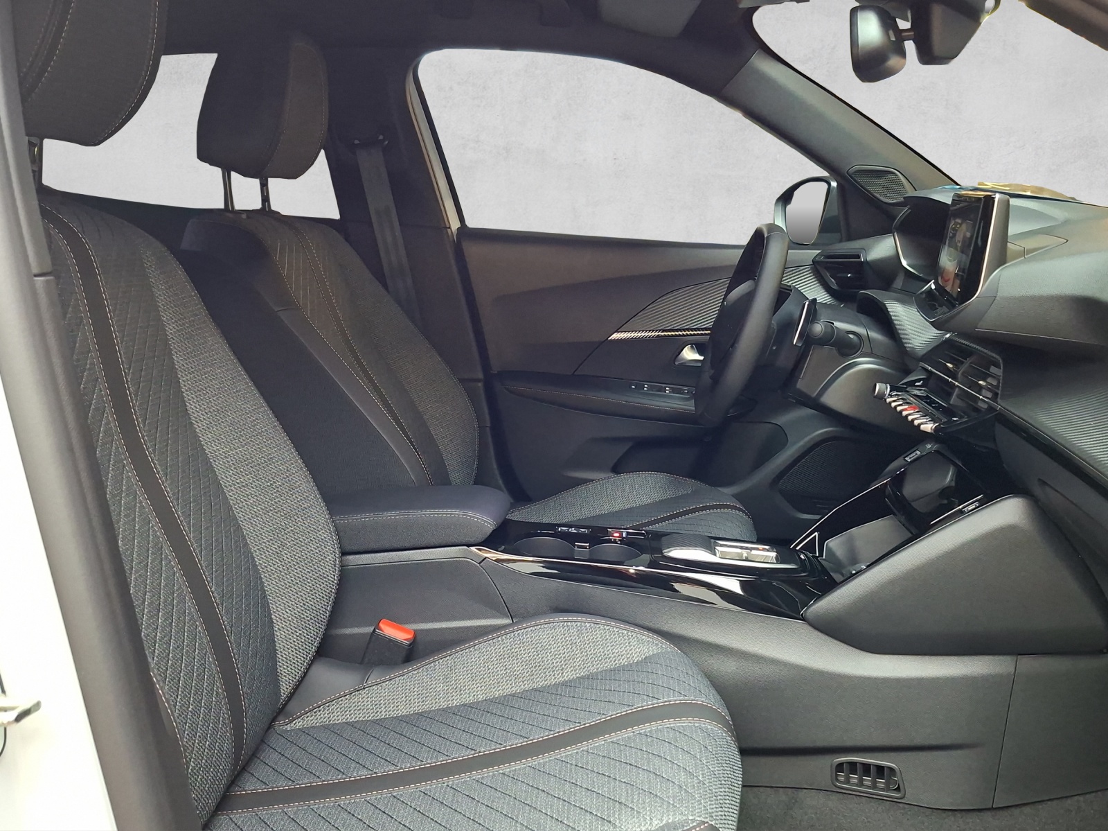 PEUGEOT 2008 1.2 Hybrid 145 Allure Premium-image-13