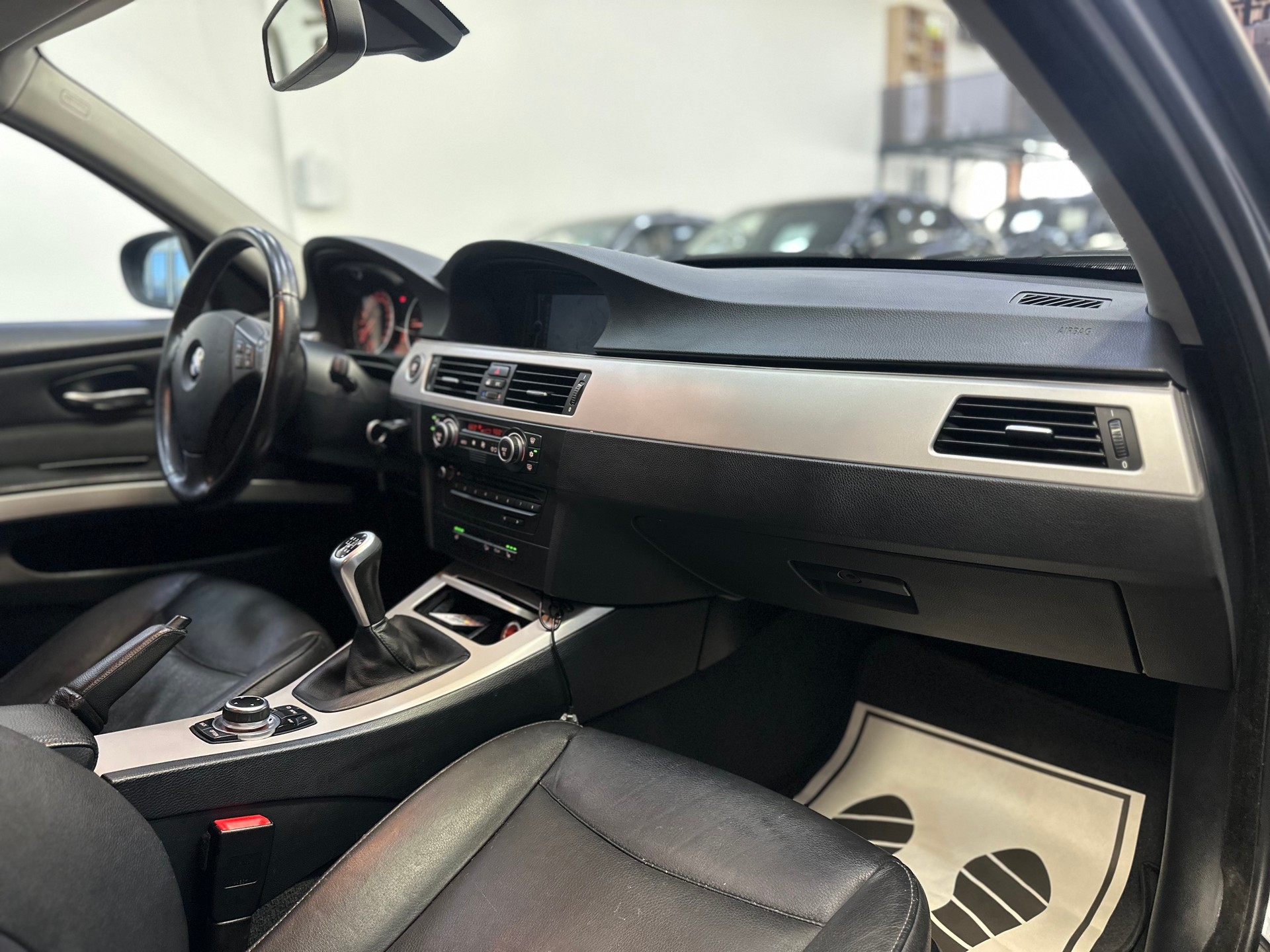 BMW 320d xDrive-image-10
