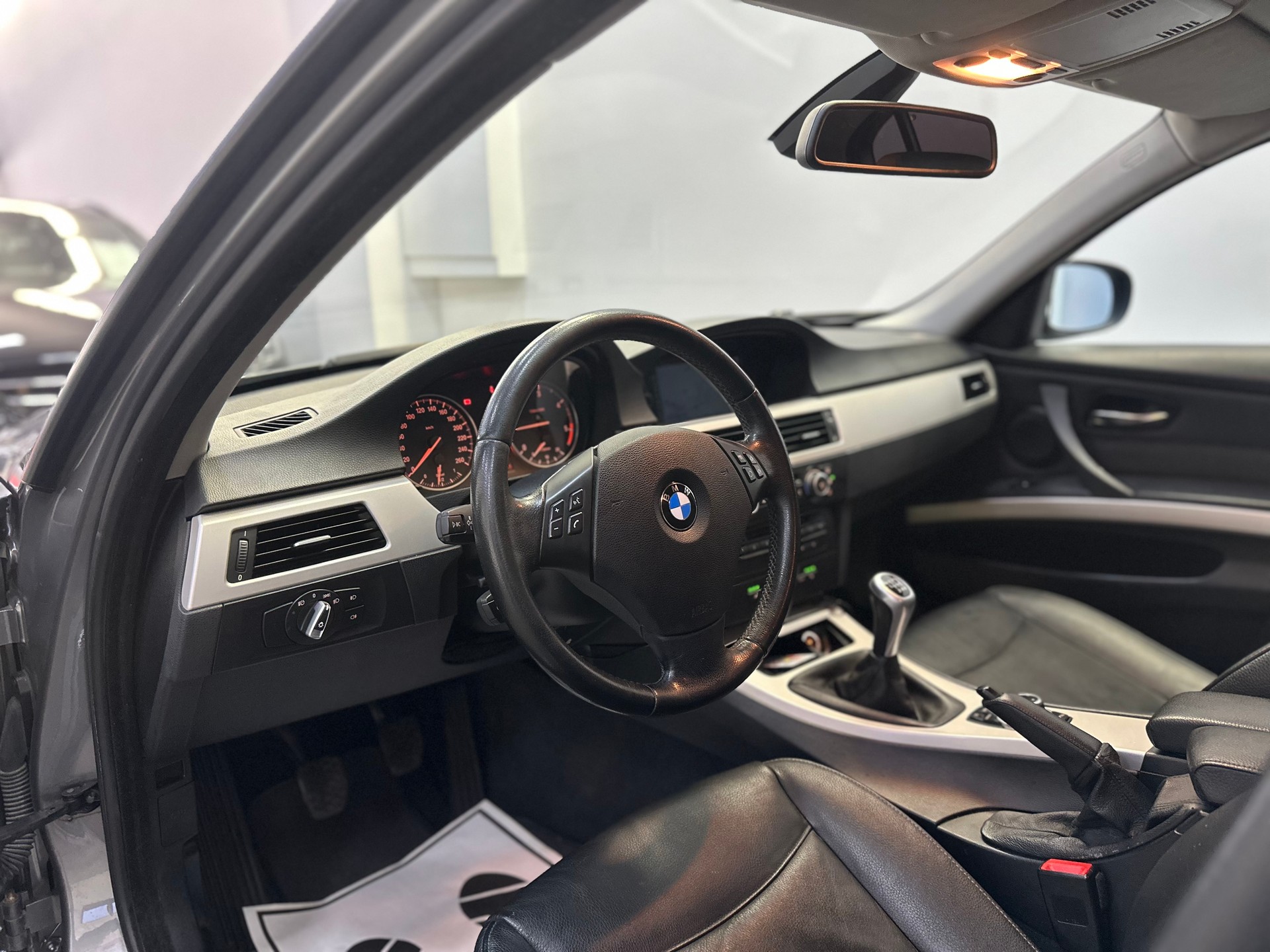 BMW 320d xDrive-image-8
