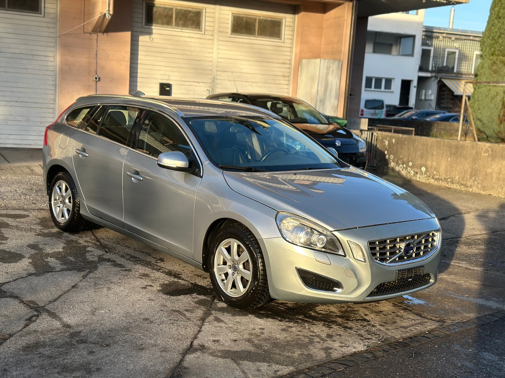 VOLVO V60 2.0T Powershift-image-1