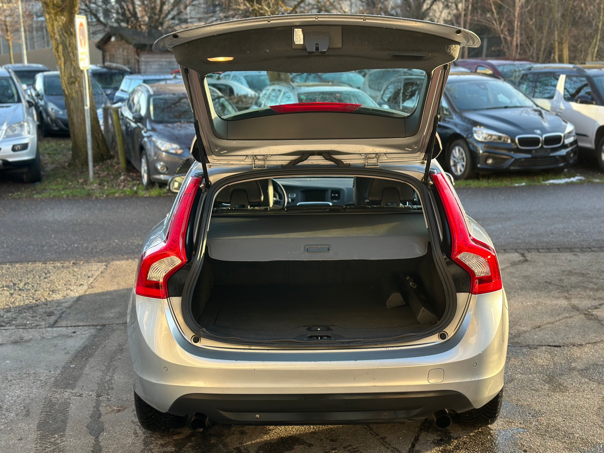 VOLVO V60 2.0T Powershift-image-6