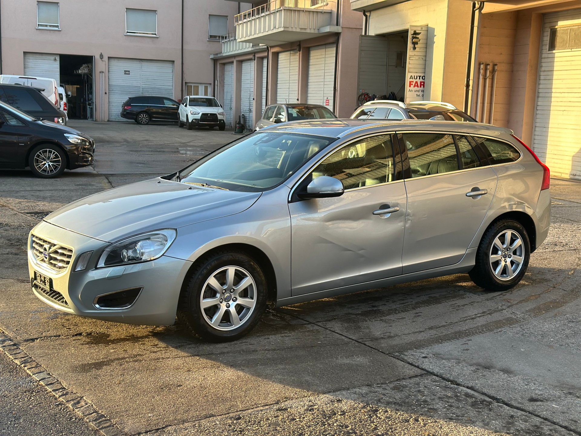 VOLVO V60 2.0T Powershift-image-4