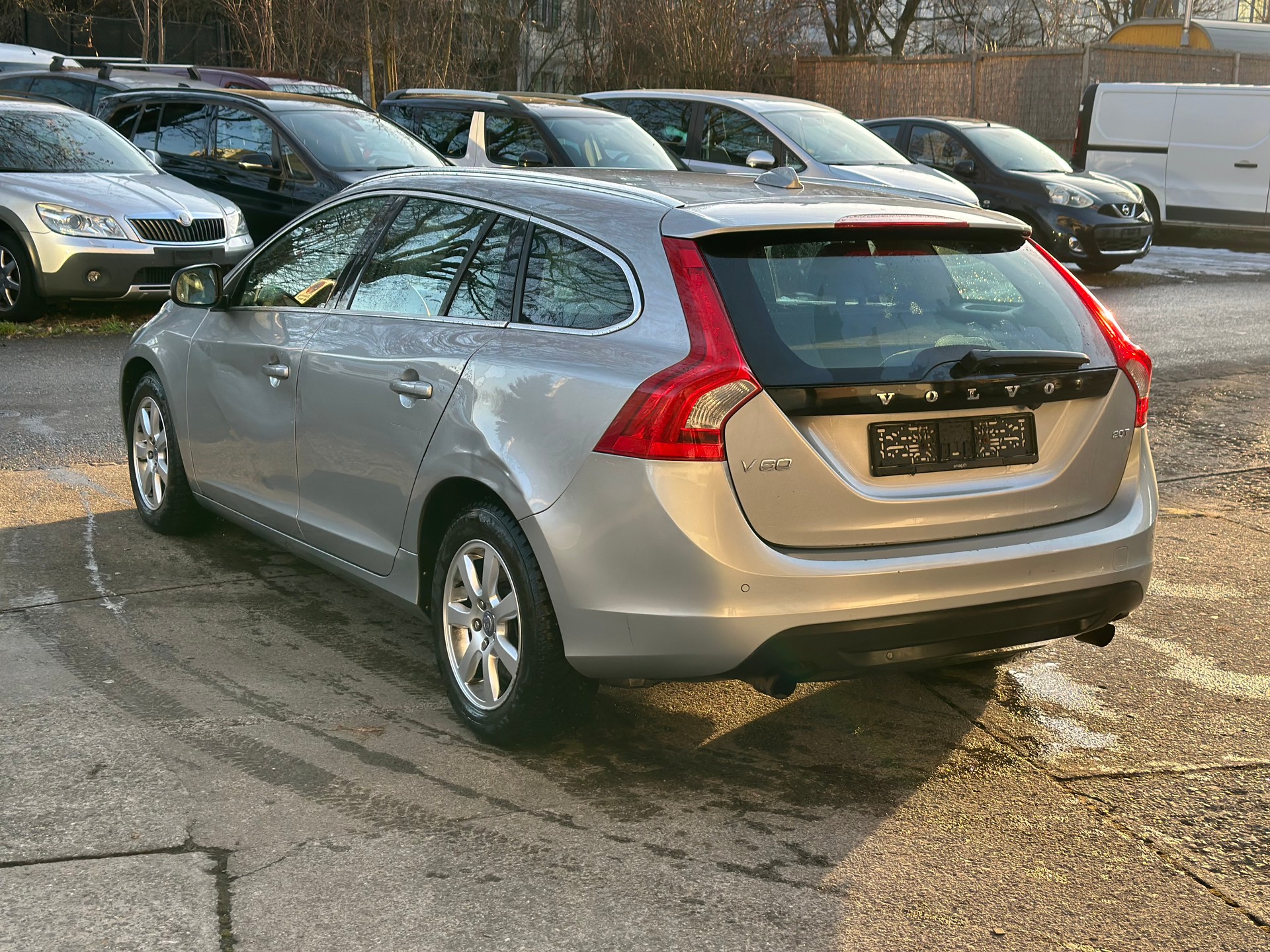 VOLVO V60 2.0T Powershift-image-3