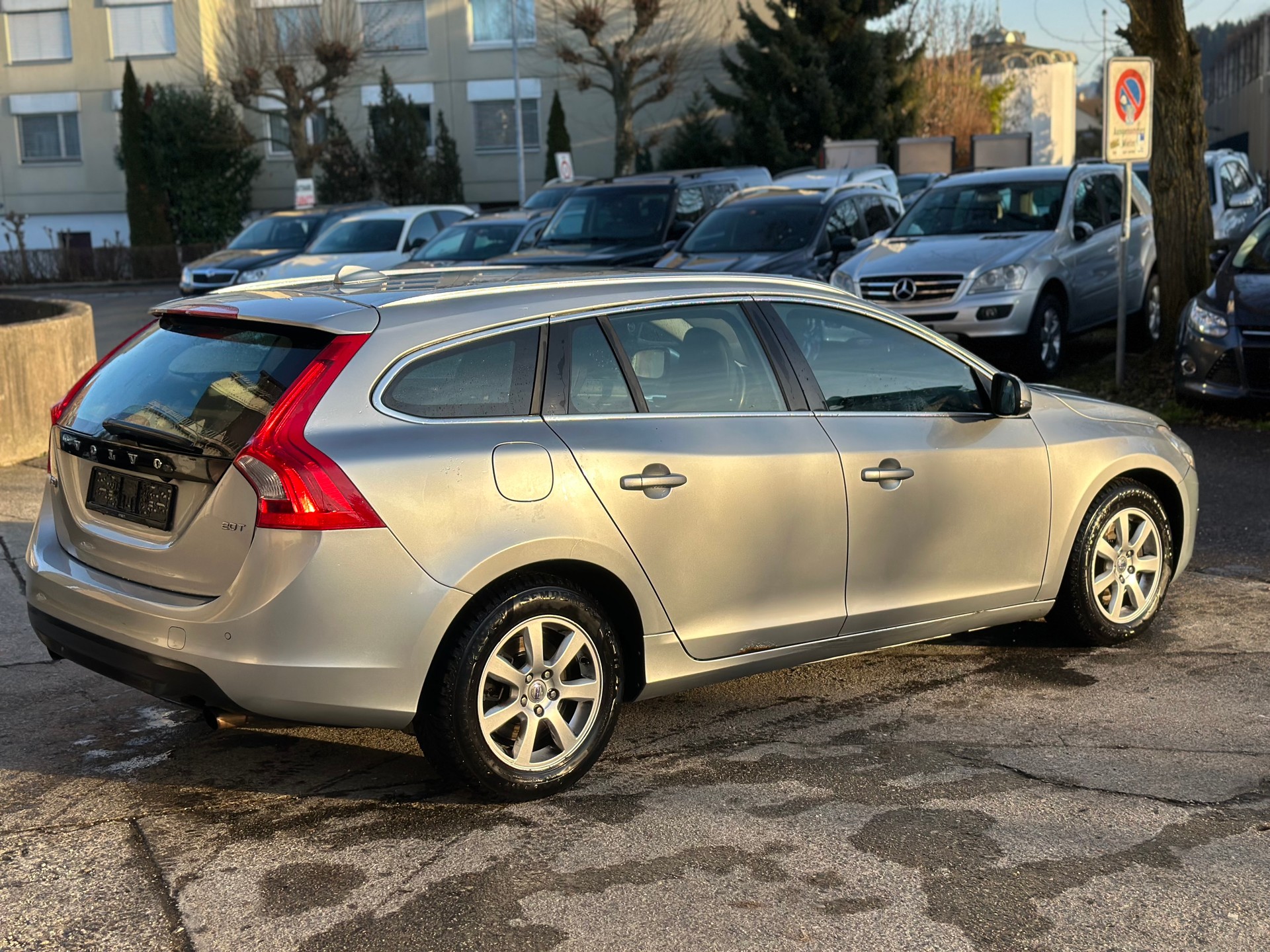 VOLVO V60 2.0T Powershift-image-2