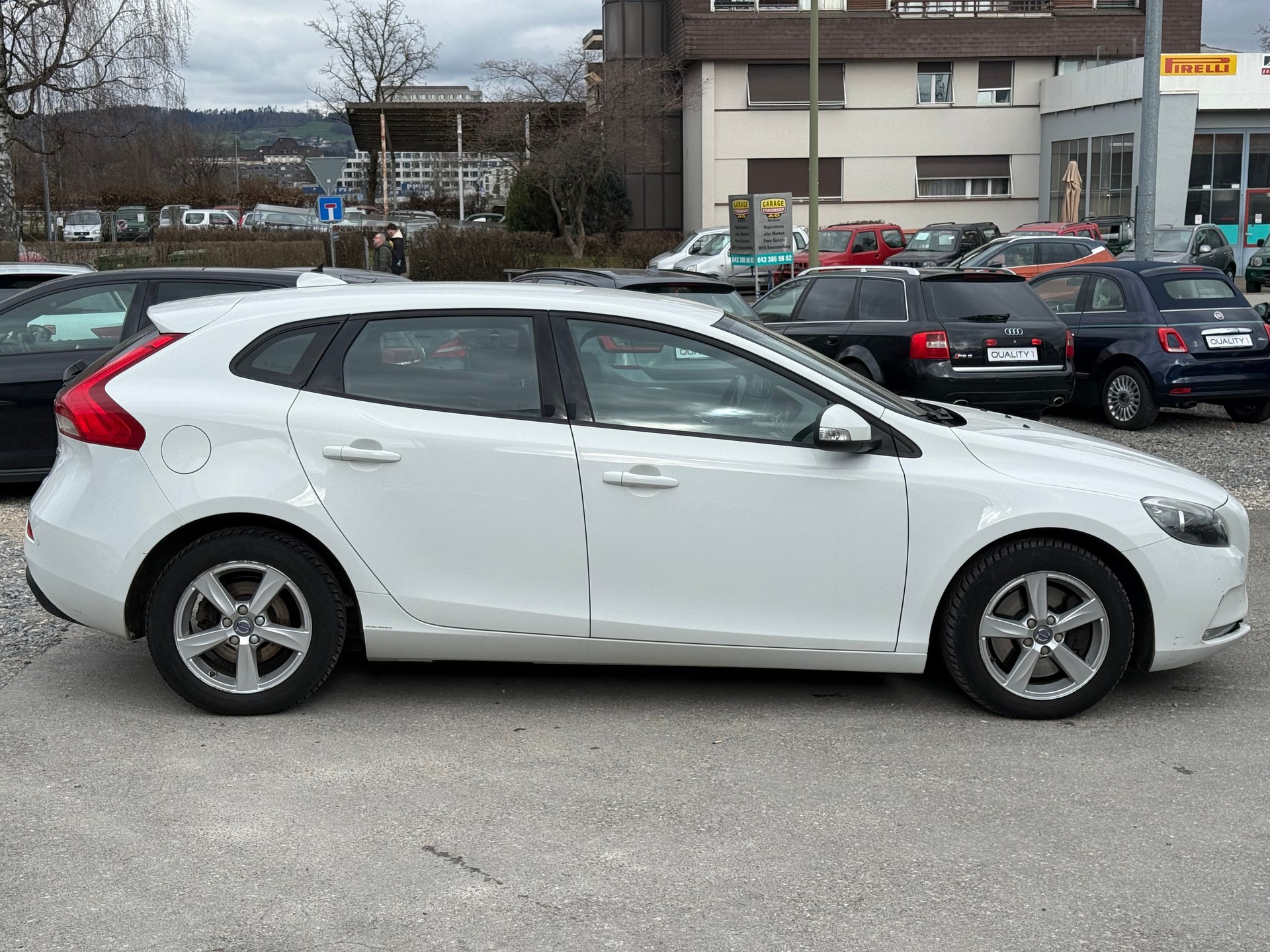 VOLVO V40 D2 Momentum Geartronic-image-4
