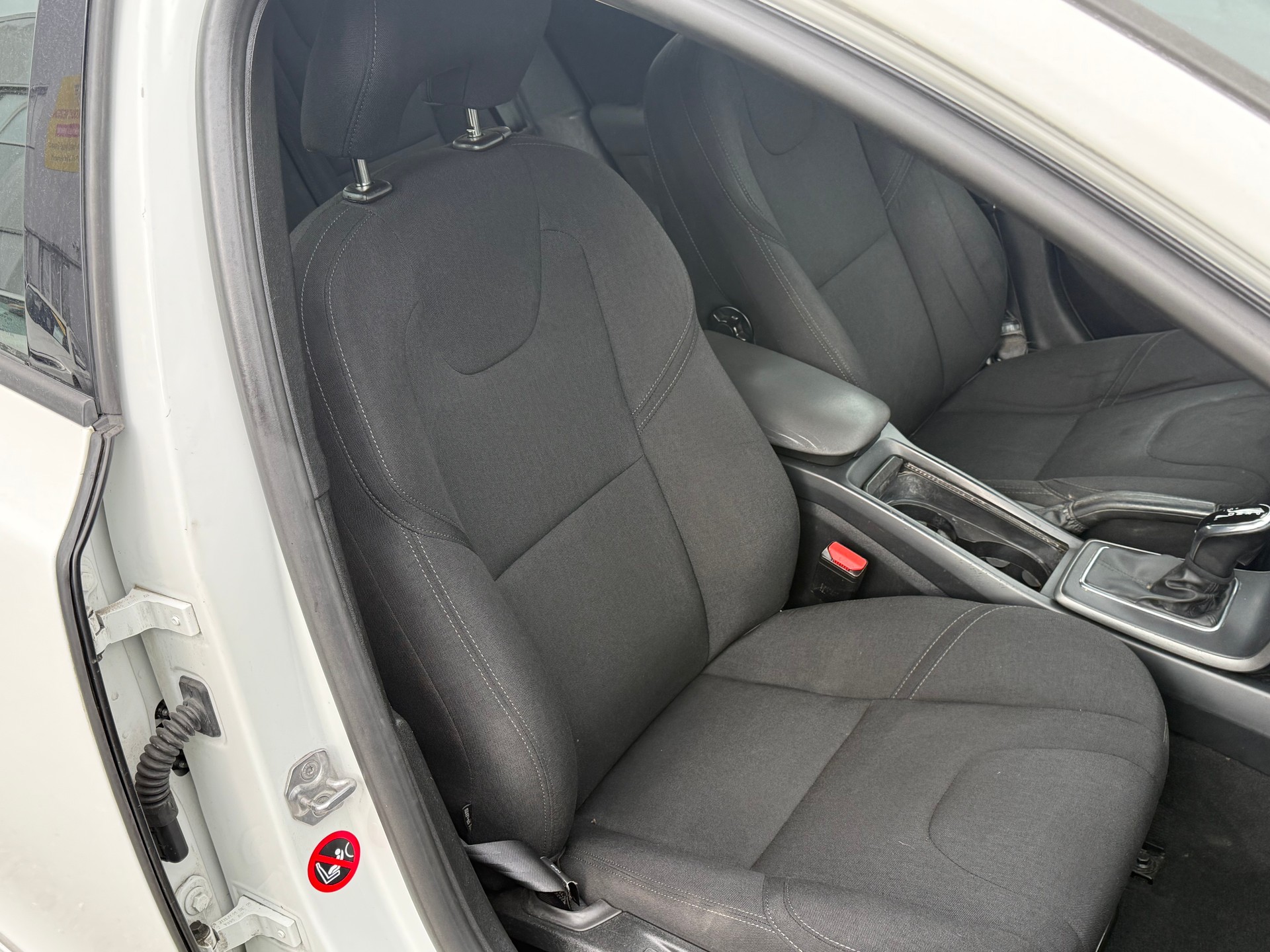 VOLVO V40 D2 Momentum Geartronic-image-8