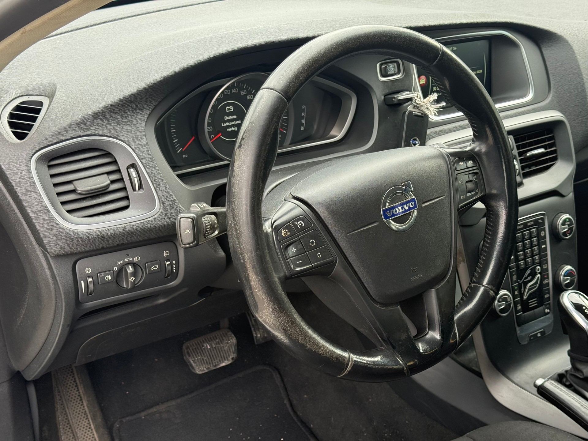 VOLVO V40 D2 Momentum Geartronic-image-5