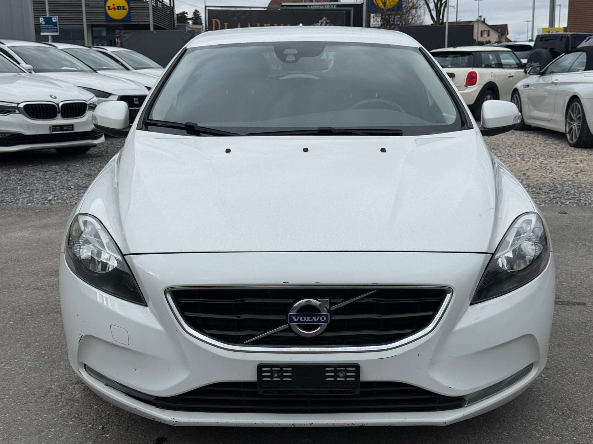 VOLVO V40 D2 Momentum Geartronic-image-1