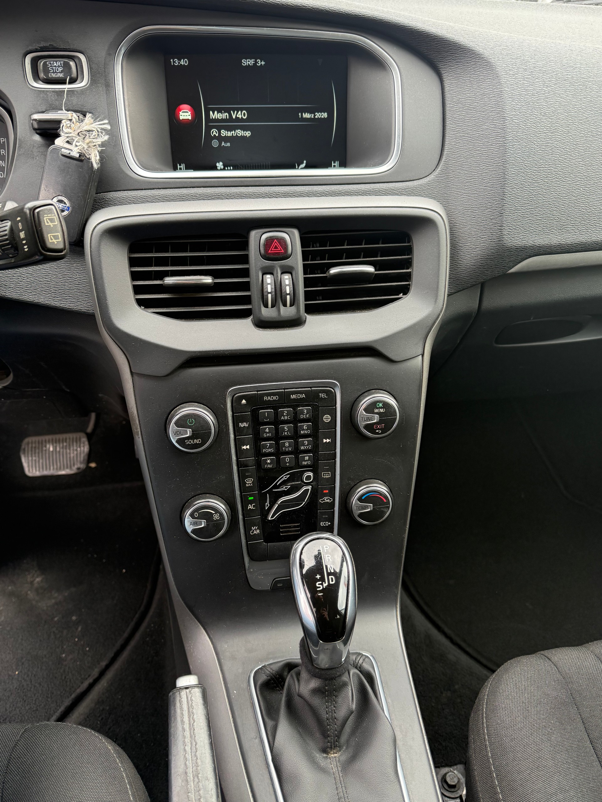 VOLVO V40 D2 Momentum Geartronic-image-9