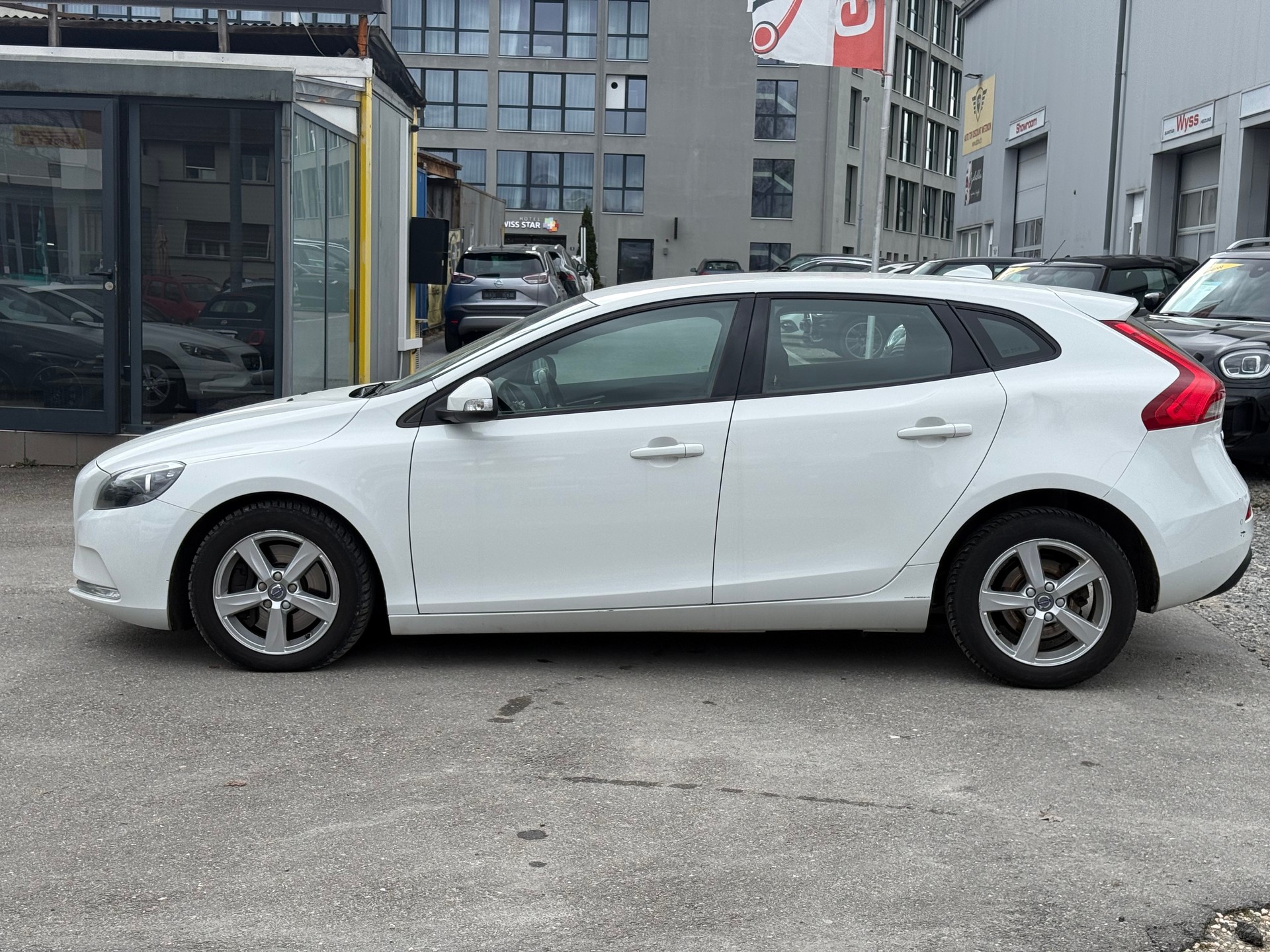 VOLVO V40 D2 Momentum Geartronic-image-2