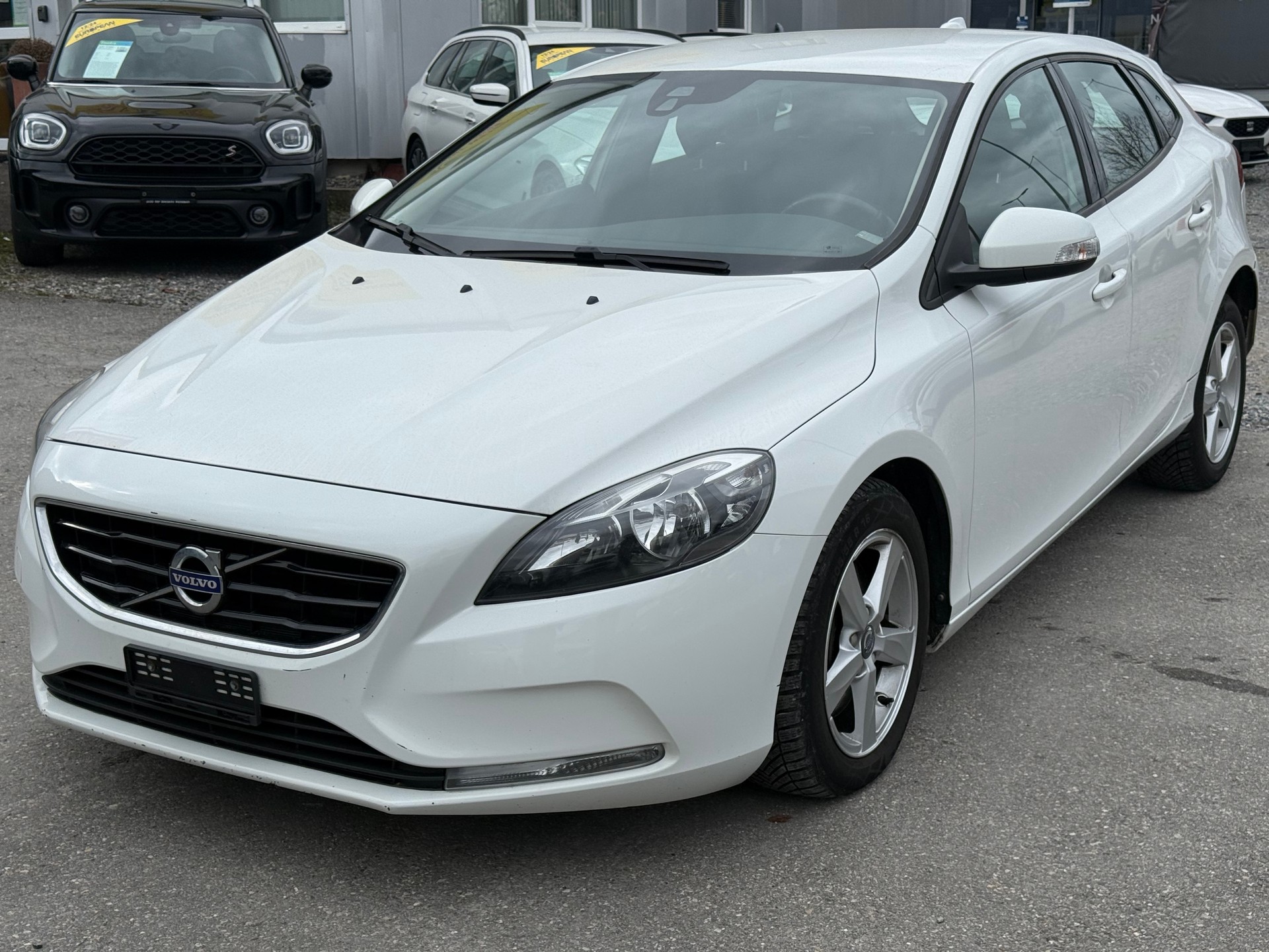 VOLVO V40 D2 Momentum Geartronic-image-0