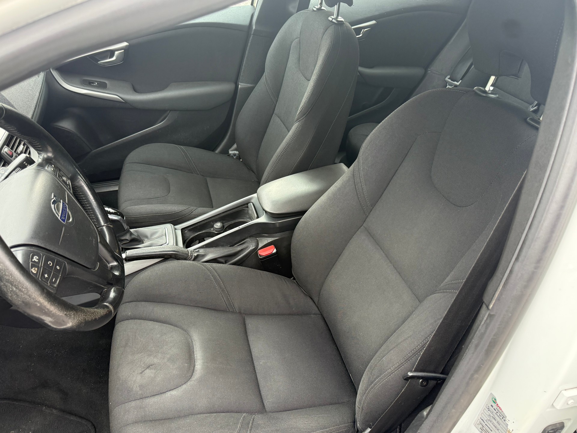 VOLVO V40 D2 Momentum Geartronic-image-6