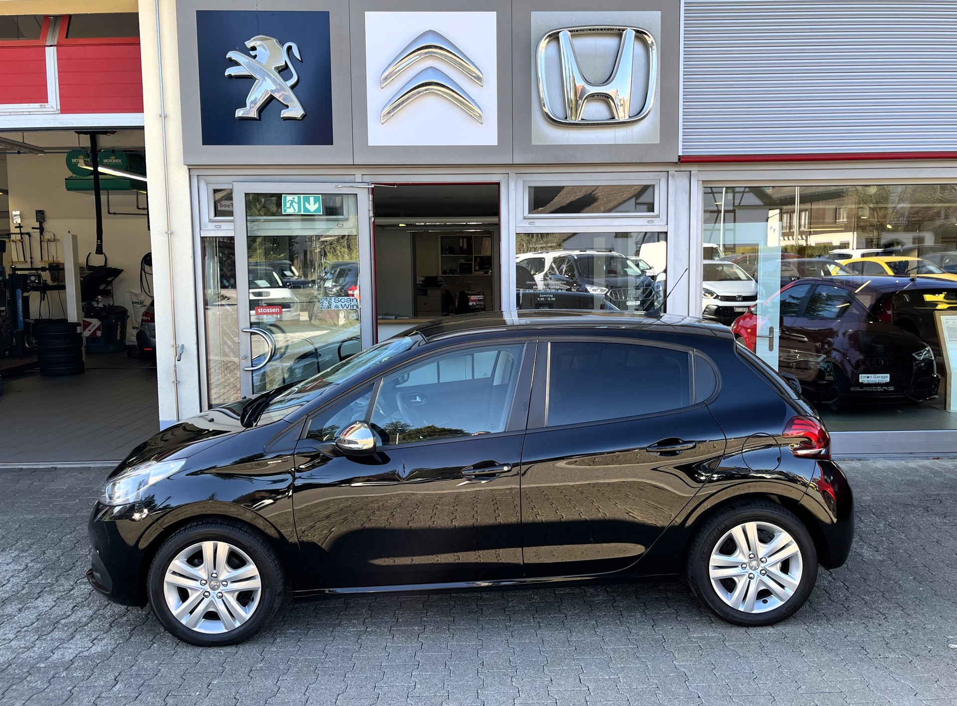 PEUGEOT 208 1.2 PureTech Signature EAT6-image-3