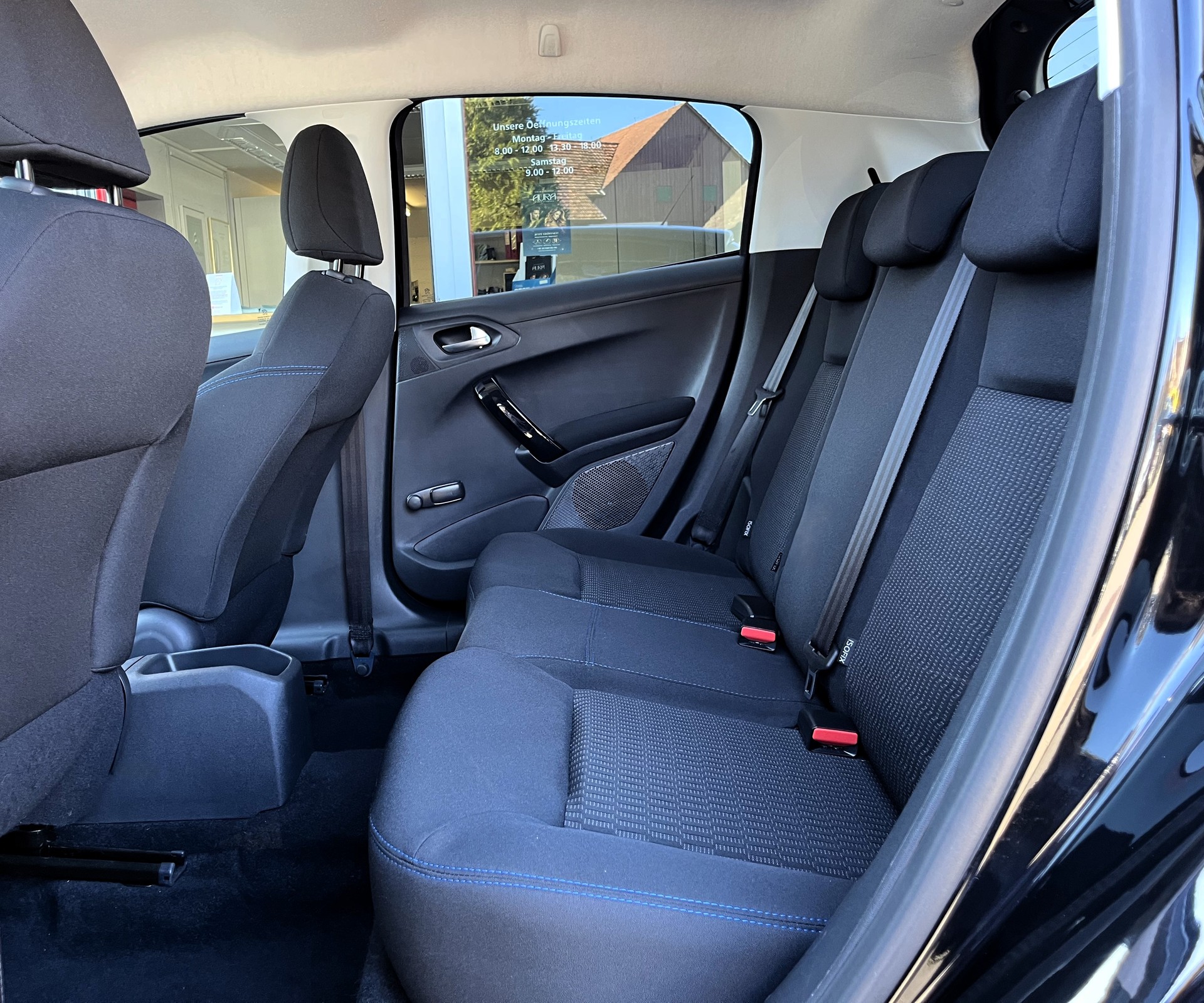 PEUGEOT 208 1.2 PureTech Signature EAT6-image-8