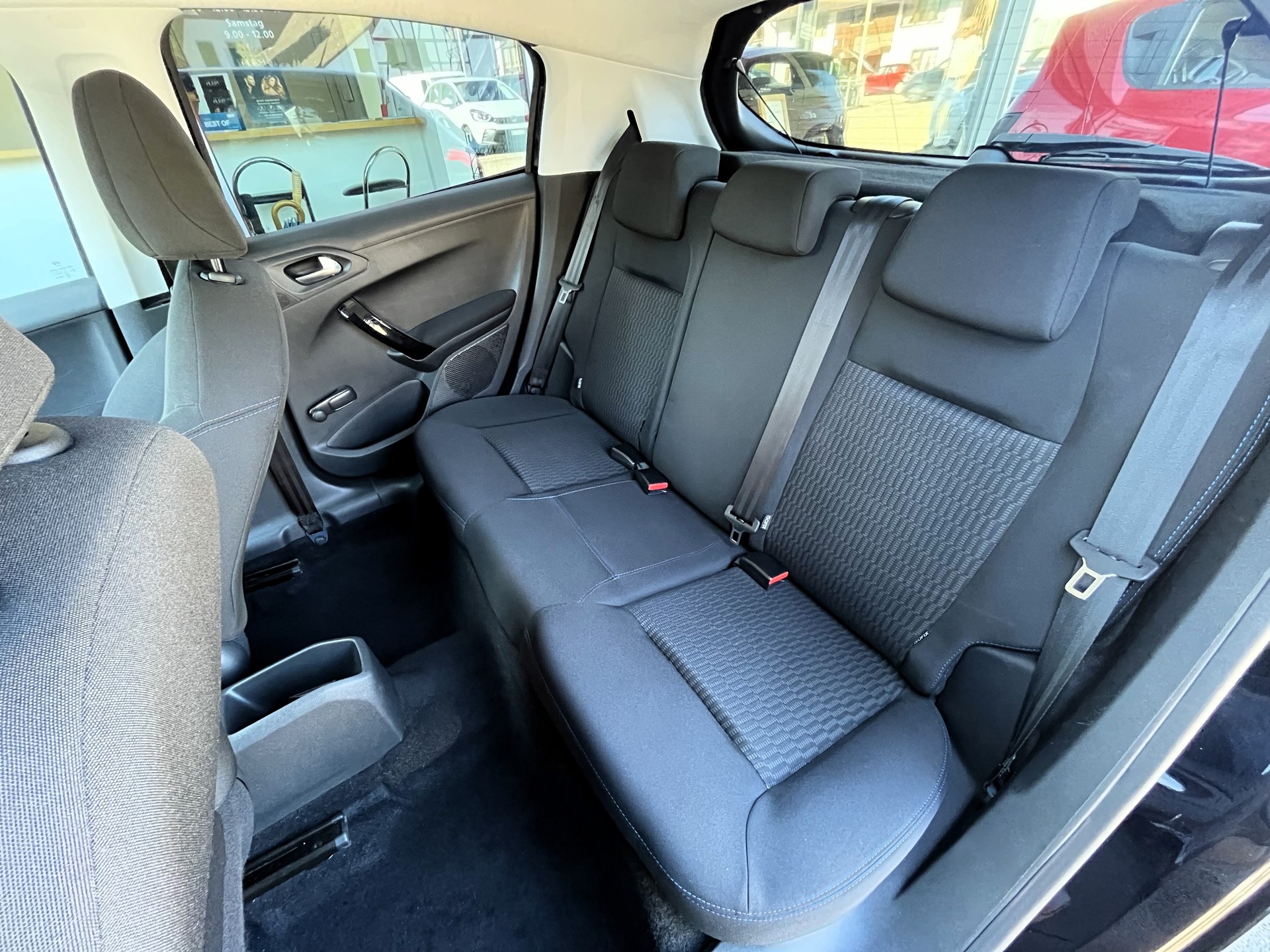 PEUGEOT 208 1.2 PureTech Signature EAT6-image-9