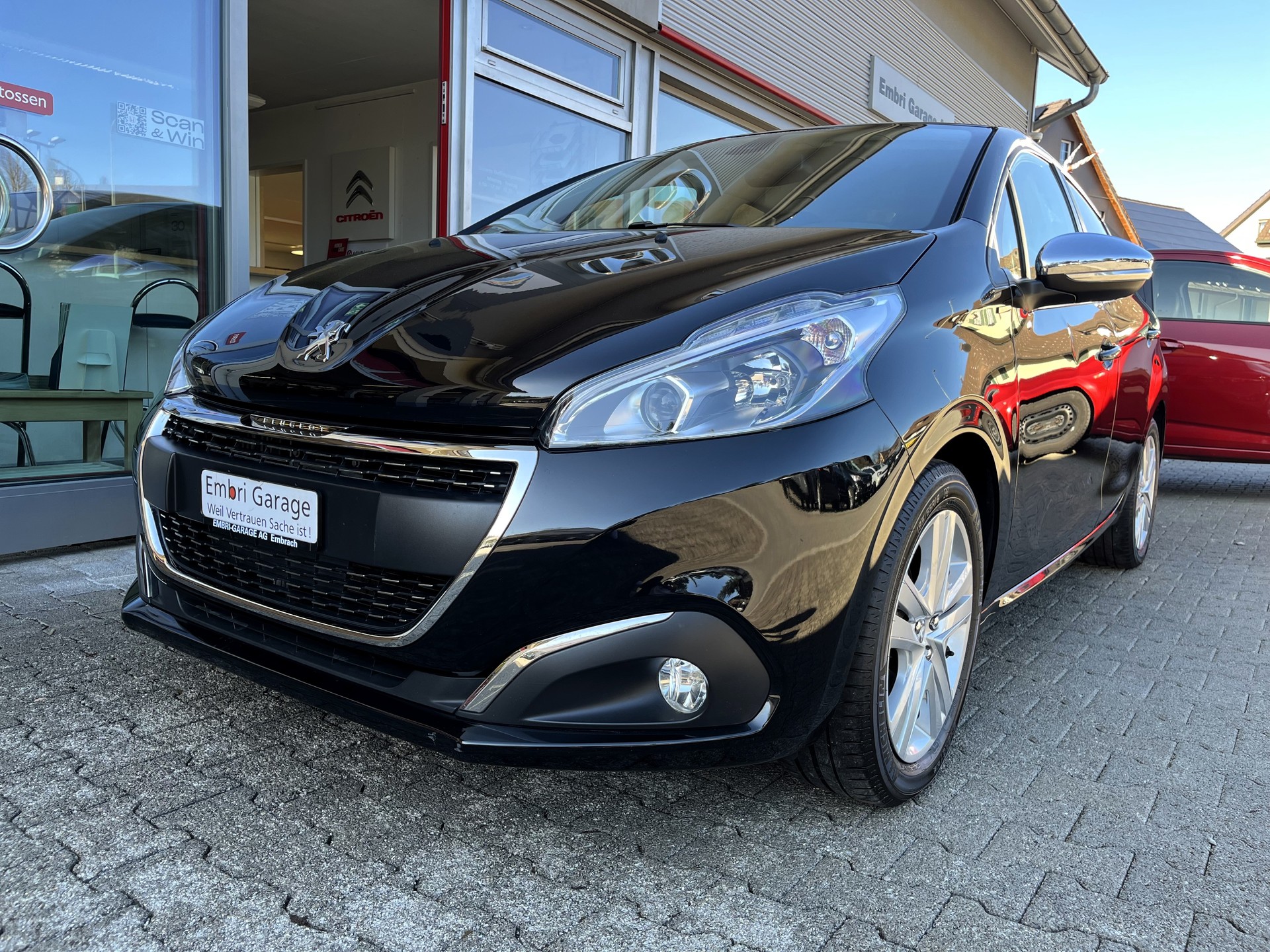 PEUGEOT 208 1.2 PureTech Signature EAT6-image-2