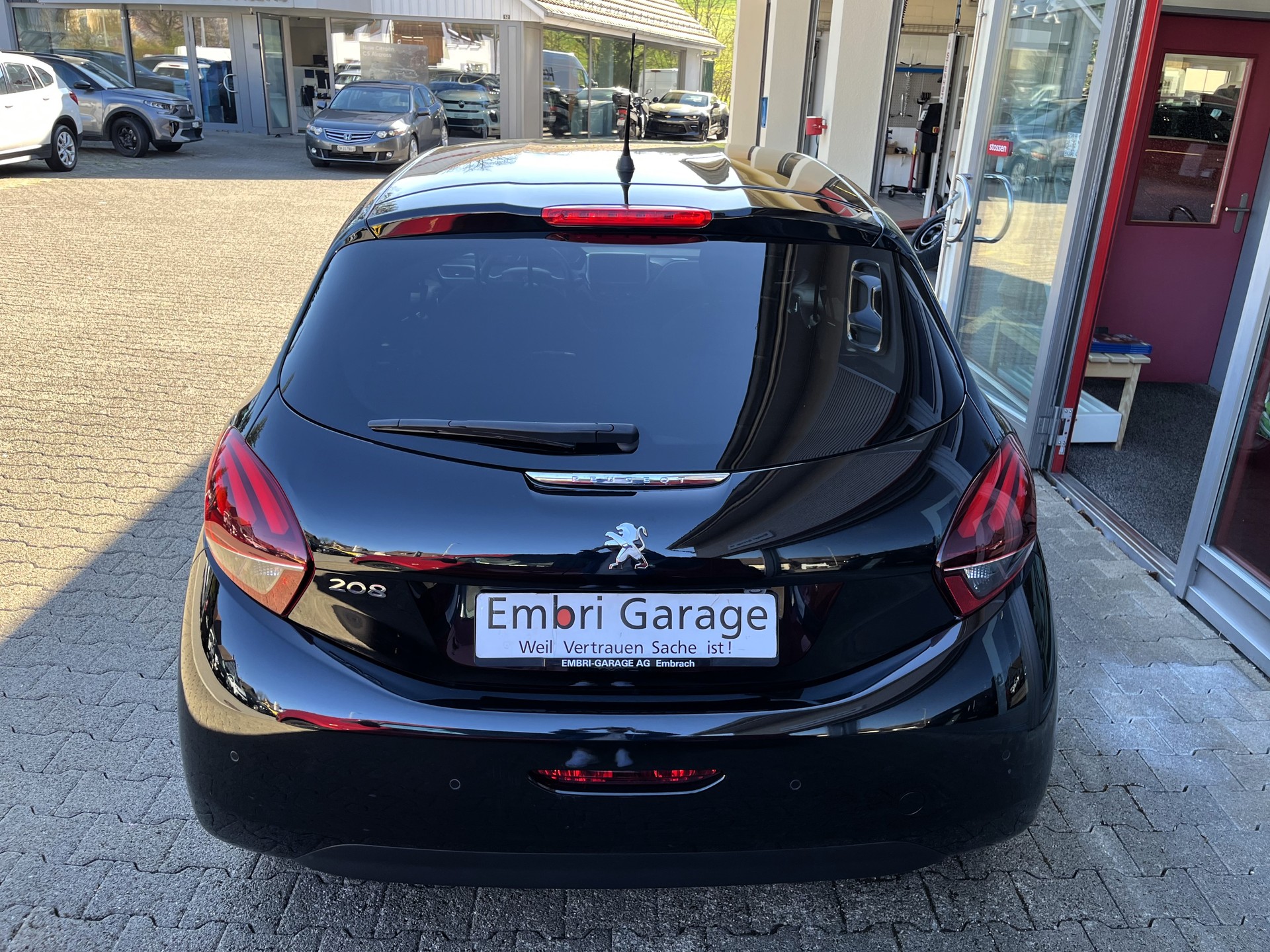 PEUGEOT 208 1.2 PureTech Signature EAT6-image-5