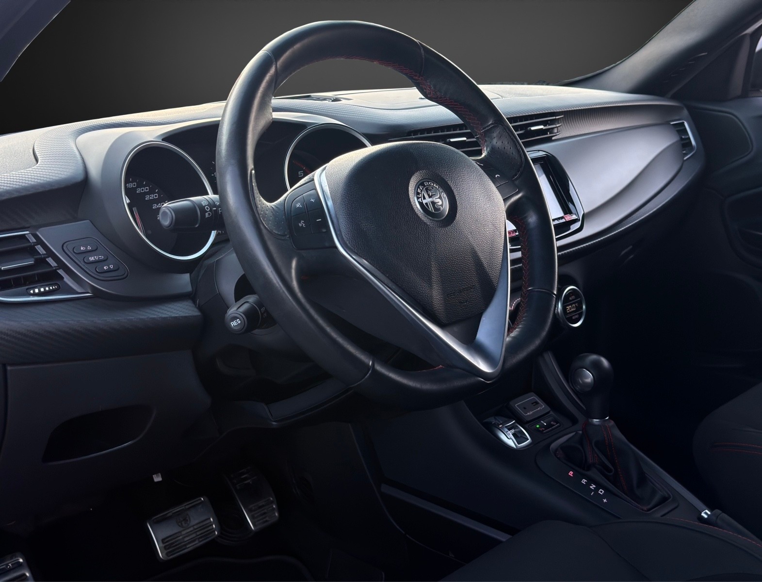 ALFA ROMEO Giulietta 2.0 JTDM Veloce TCT Carbon Edition mit 170 PS-image-7