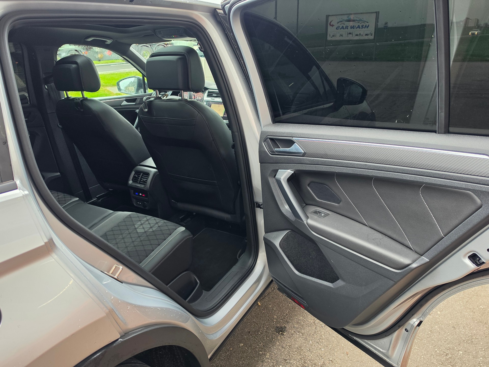 VW Tiguan 2.0TSI R-Line 4Motion DSG-image-12