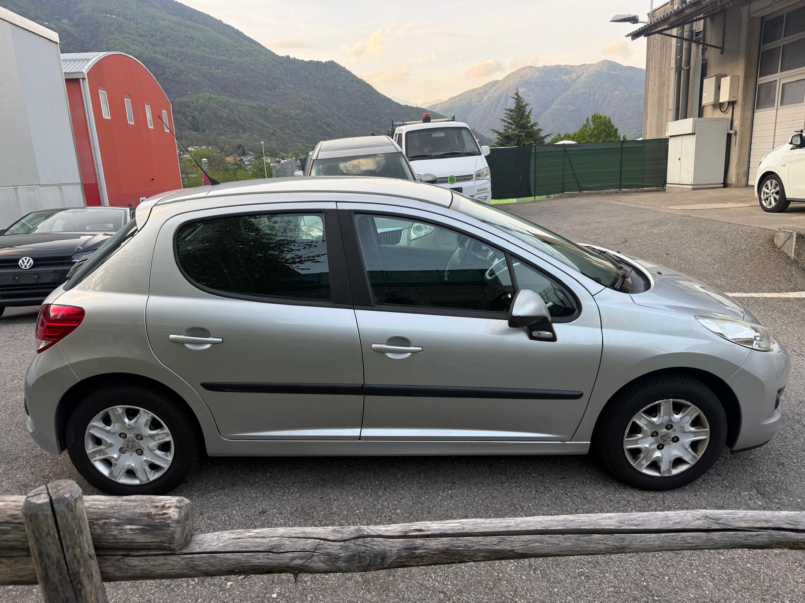 PEUGEOT 207 1.4 Trendy Clim-image-1