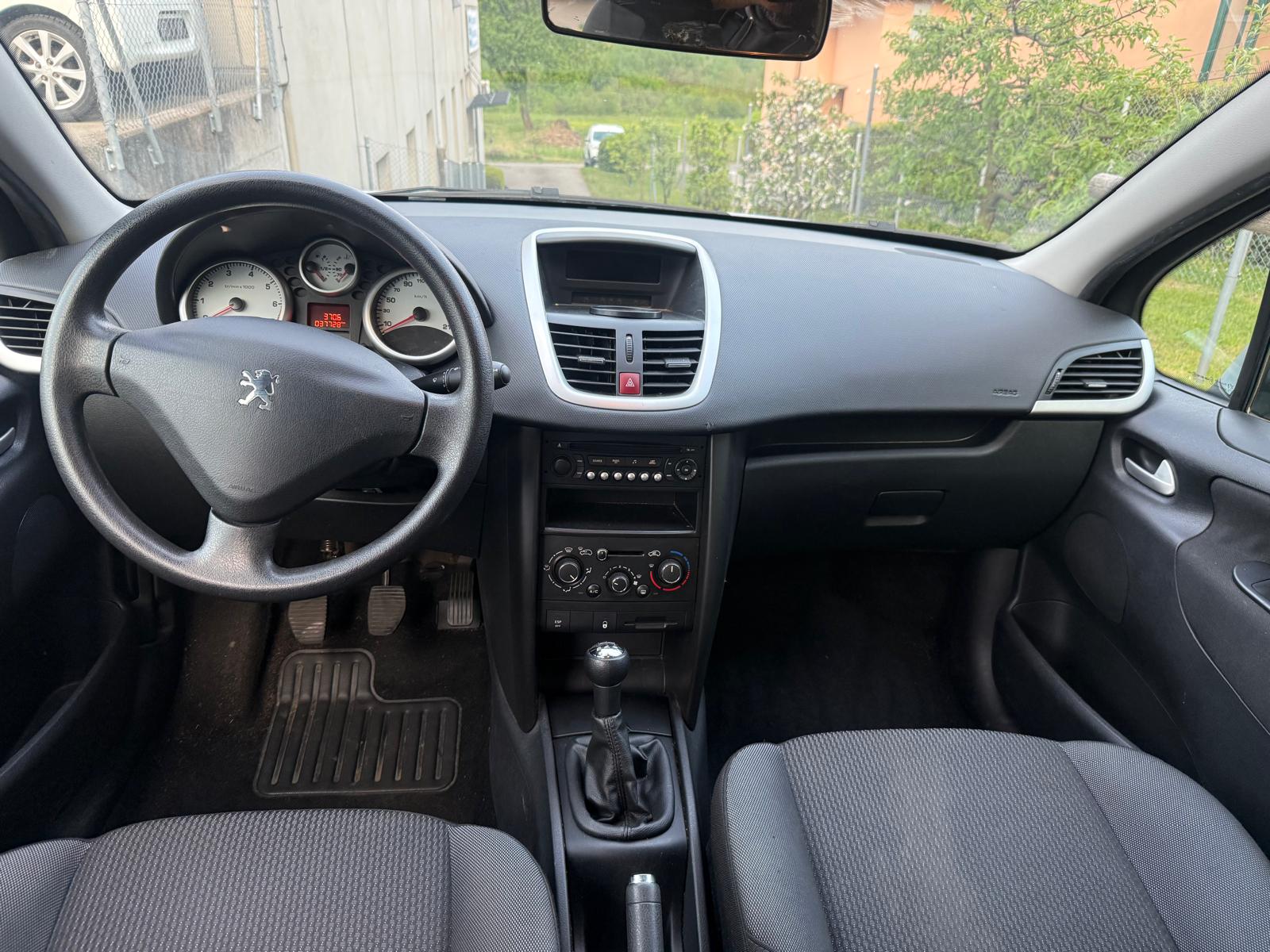 PEUGEOT 207 1.4 Trendy Clim-image-8