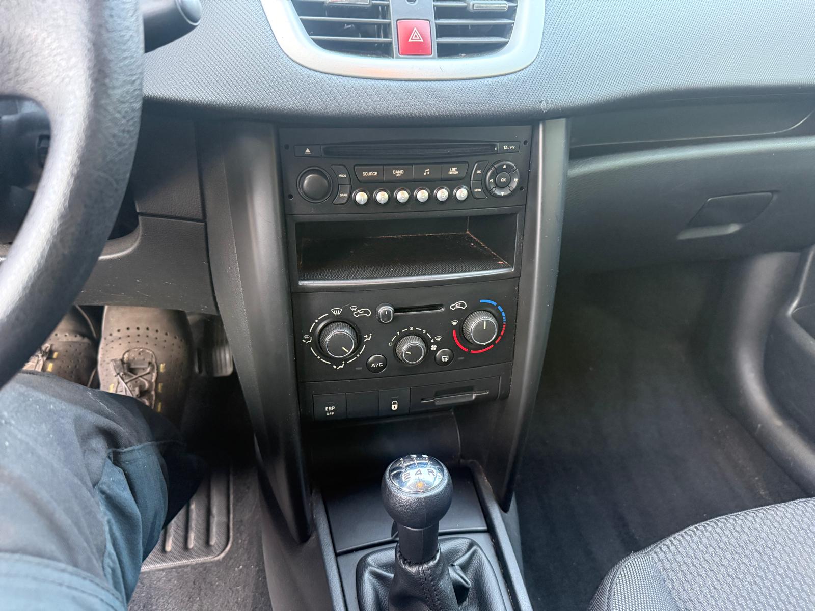 PEUGEOT 207 1.4 Trendy Clim-image-9