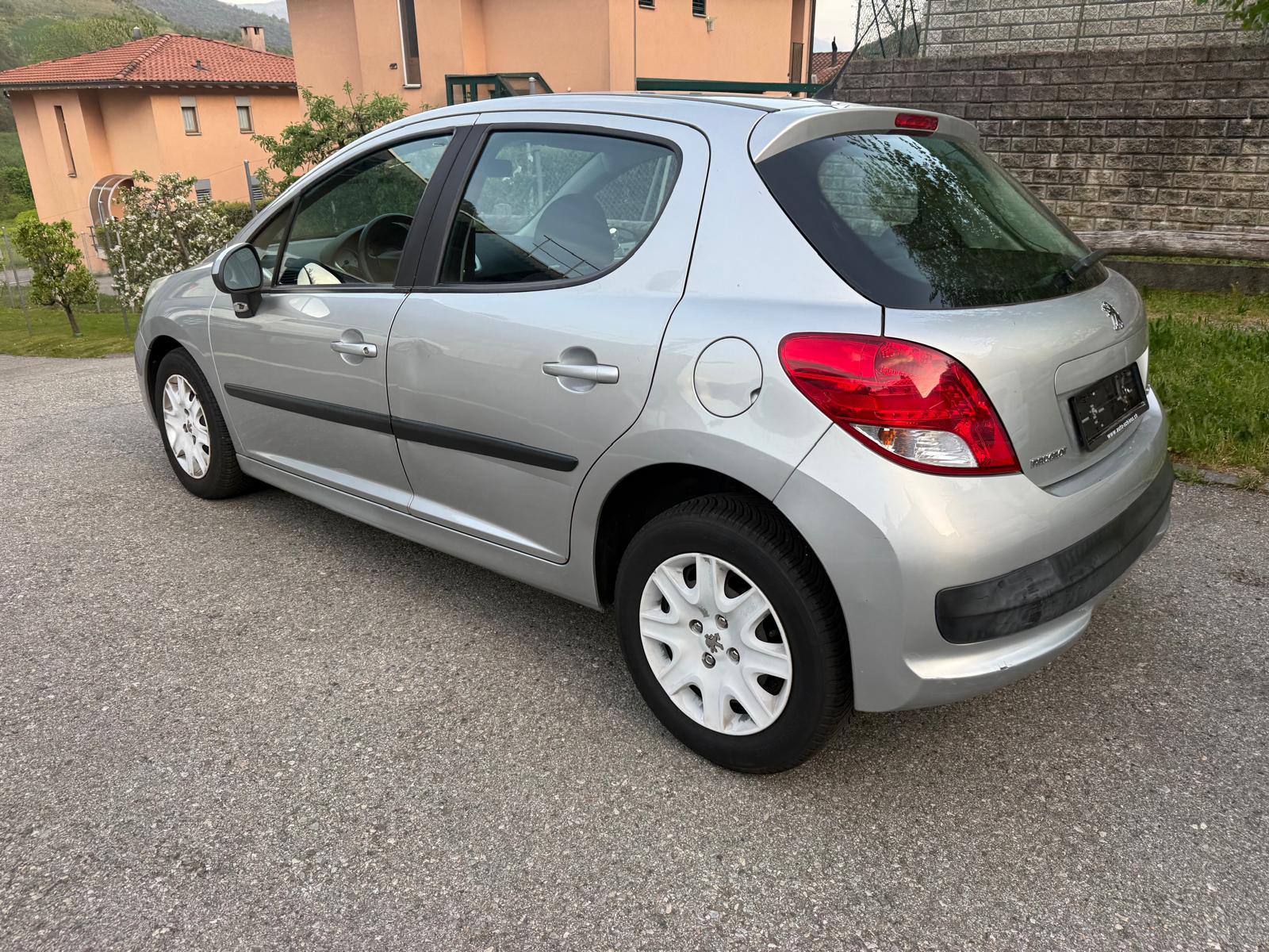 PEUGEOT 207 1.4 Trendy Clim-image-4