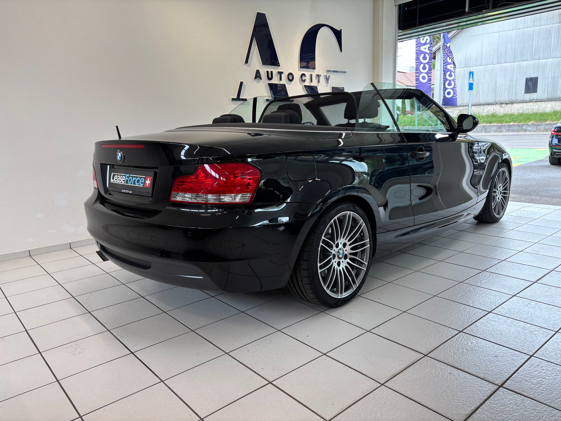 BMW 118i Cabriolet M-Paket-image-1