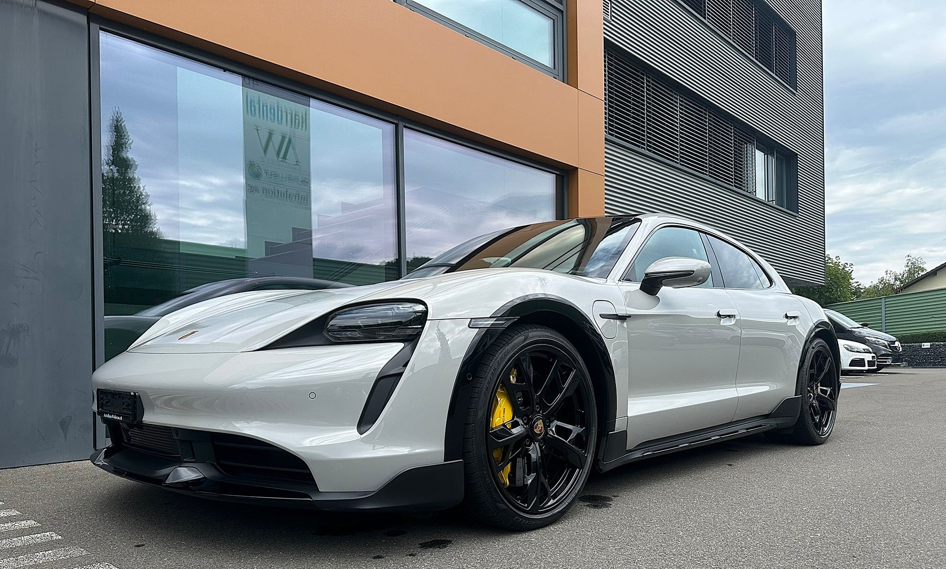 PORSCHE Taycan Cross Turismo Turbo S-showroom-element-2