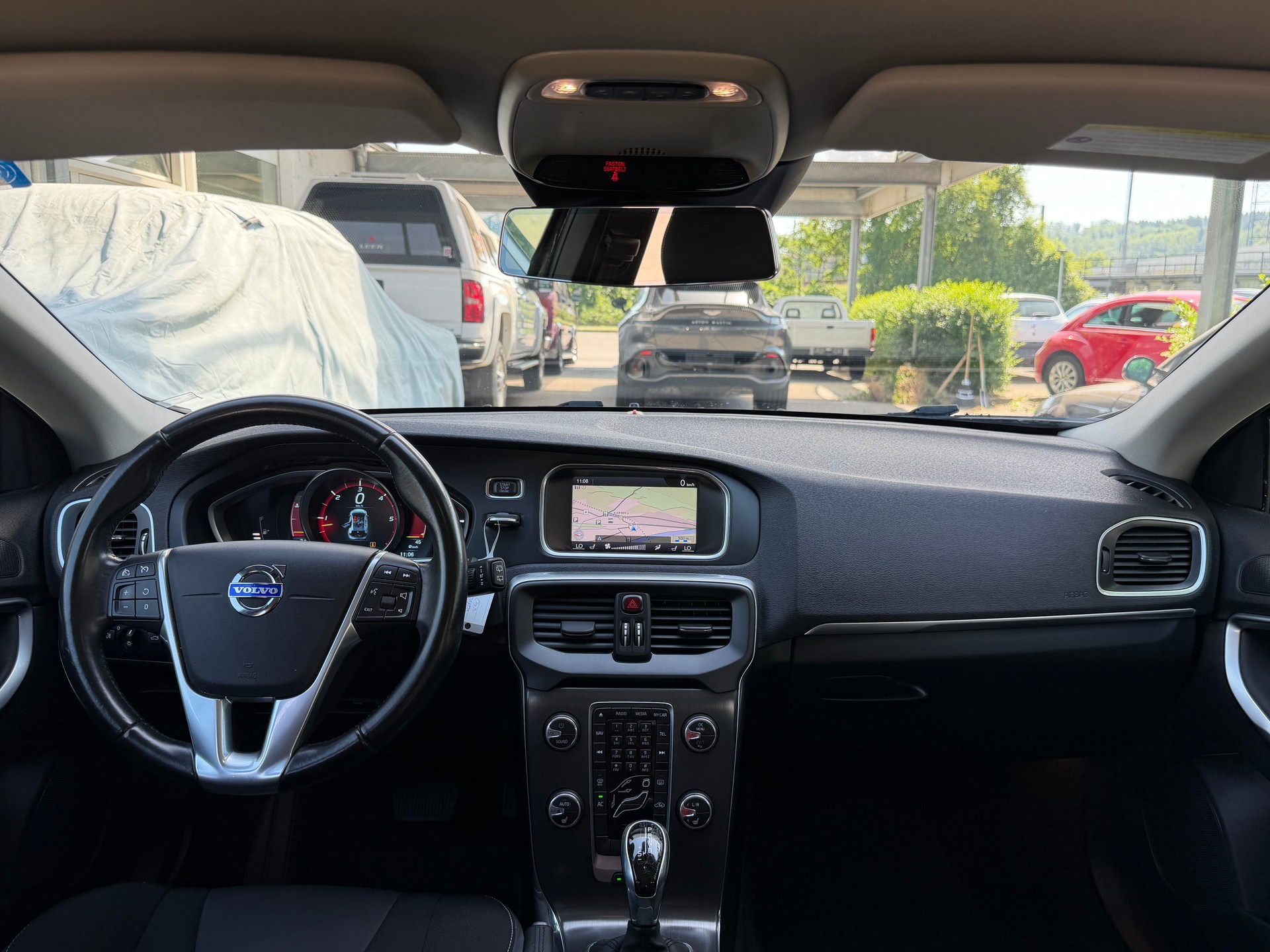 VOLVO V40 D3 Momentum Geartronic-image-11